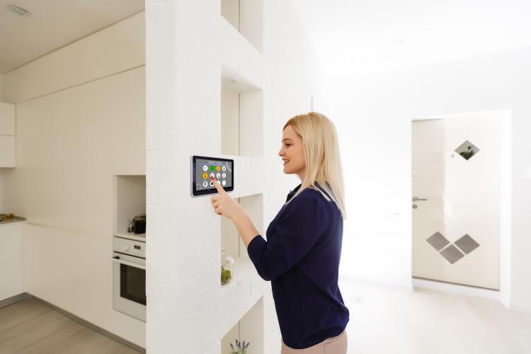 main of he Smart Doorbell is an Easy Addition to Any Home (autoproducts)